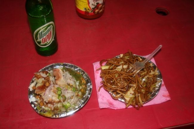 ラール・キラーをすぐ出たとこの出店で軽く食事。<br /><br />どちらも青唐辛子が入っていてちょい辛でした。