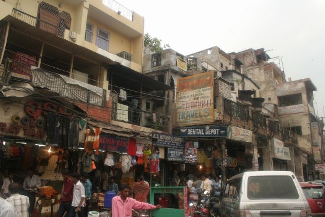 チャンドニー・チョウク<br /><br />ラール・キラーの正面から真っ直ぐに延びる大通り。<br /><br />金銀細工を始め、様々なものが揃うバザール。