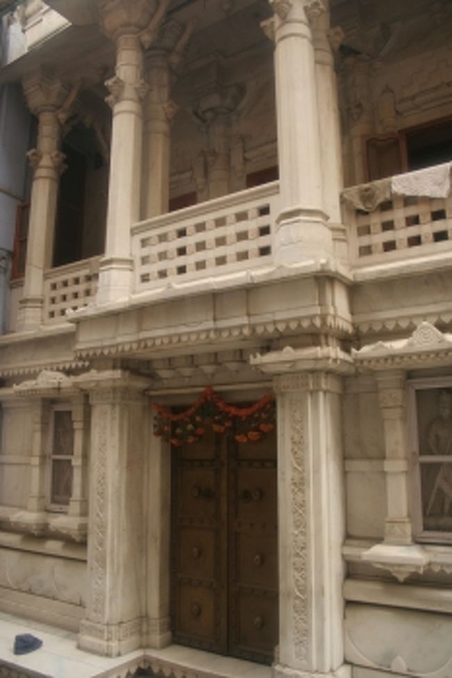 裏通りの更に奥まったところにあるジャイナ寺院