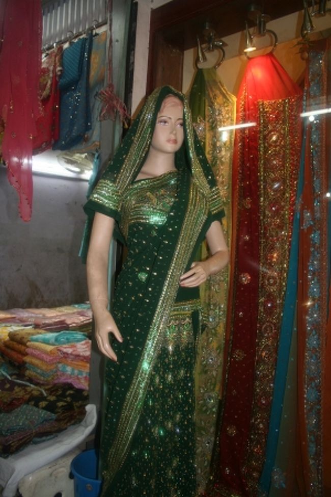 サリー<br /><br />これはマネキンですが、サリーを着ている人たちはたくさんいました。<br /><br />サリーはカラフルできれいですね。