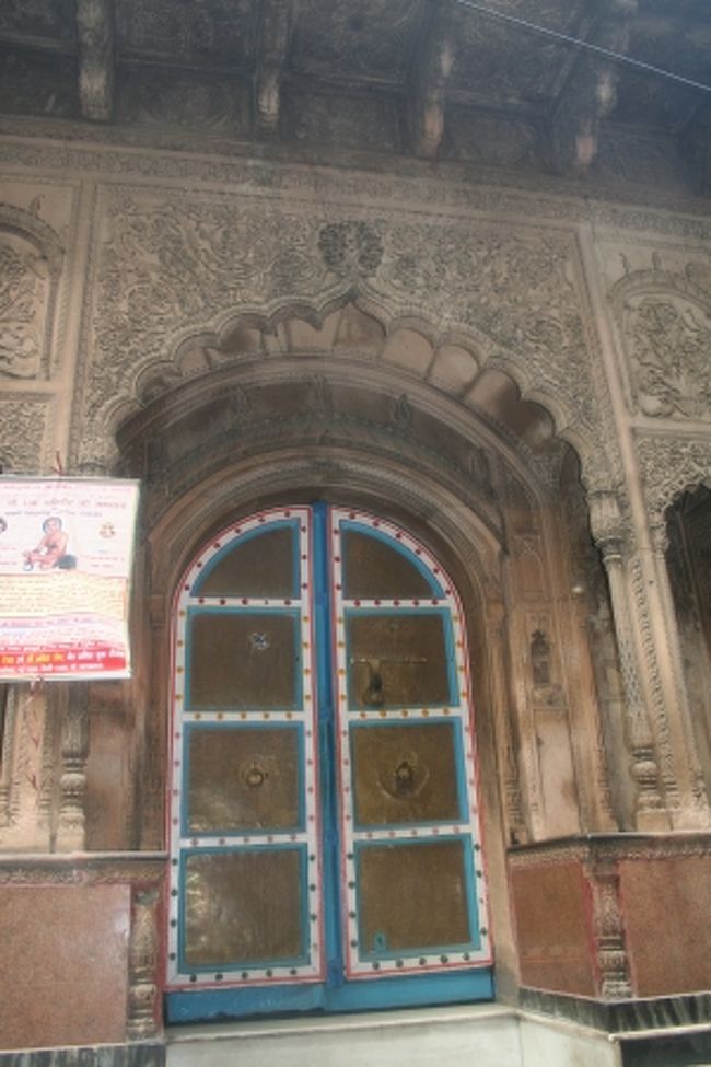 オールドデリーには何気ないところに何100年も前の古い建屋や門があったりします。