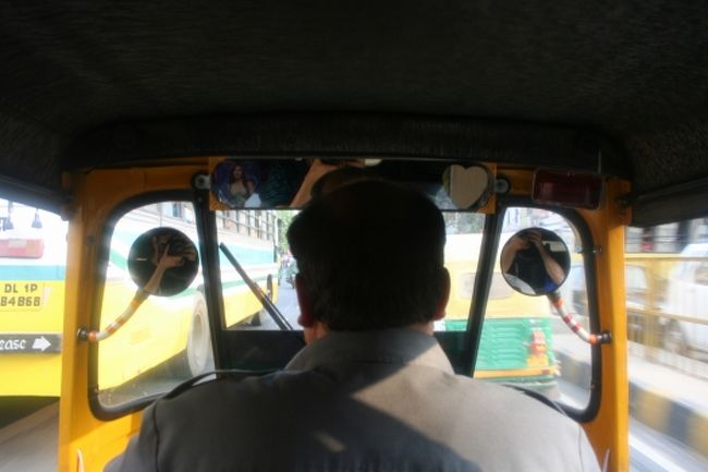 オートリクシャーでニューデリーまで帰りました。<br /><br />60ルピー。