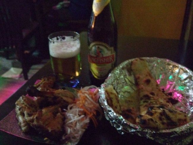 メインバザール内のGreen Chilli Bar<br /><br />ヒンドゥーの人たちはほとんどお酒飲まないし、イスラムは酒は禁止されているので、今回の旅行では飲むことはないかなと思ってましたが、お店にあったので飲んじゃいました。<br />（お酒を置いてある店はかなり限られています）<br /><br />ビールはインドでいちばんメジャーなKing Fisher。<br />冷えてて旨かった〜