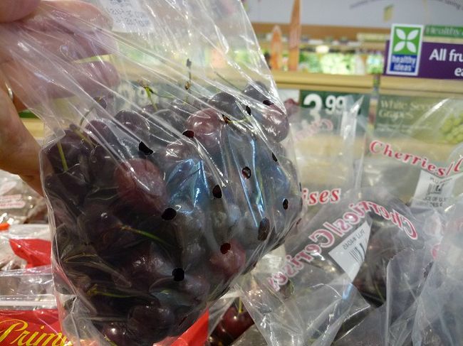 このアメリカンチェリーの袋を写すのに、上げたり下げたり、角度を変えたりしていたところを店員さんに見られてしまい、怪訝そうな顔をされていたそうです。<br /><br />娘がげらげら笑っていました。<br /><br />私は真剣だったのですが・・・。