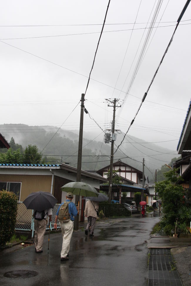 ２か所目は石道寺（しゃくどうじ）へ向かいます。<br /><br />尾山釈迦堂から巡回バスで３分。<br />雨はとめどなく降り続いています。<br />天気予報は、これほど雨がふるとは言ってういなかったのですが・・・。