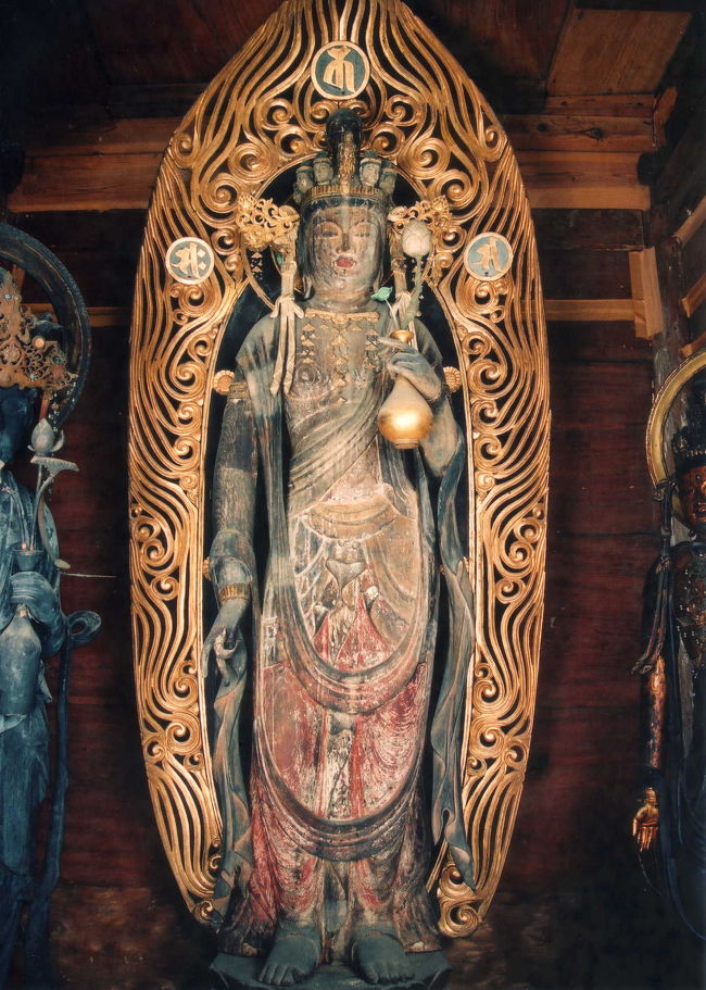 石道寺（木之本町）の十一面観音菩薩像<br /><br />国重文に指定されています。<br />（写真撮影は禁止されており、この写真は寺で購入したものをスキャンしました。）<br /><br />平安後期１１世紀の作とみられ、均整のとれたスタイル、鮮やな彩色が残ります。<br /><br />欅材一木彫極彩色、高さ１７３．２ｃｍ。<br />腰を僅かに左にひねるかのようにして右足の親指をあげられた姿は印象的で、奈良・法華寺や小浜・羽賀寺の十一面観音と共に数少ない平安期の造形美を表しています。（解説書より）<br />