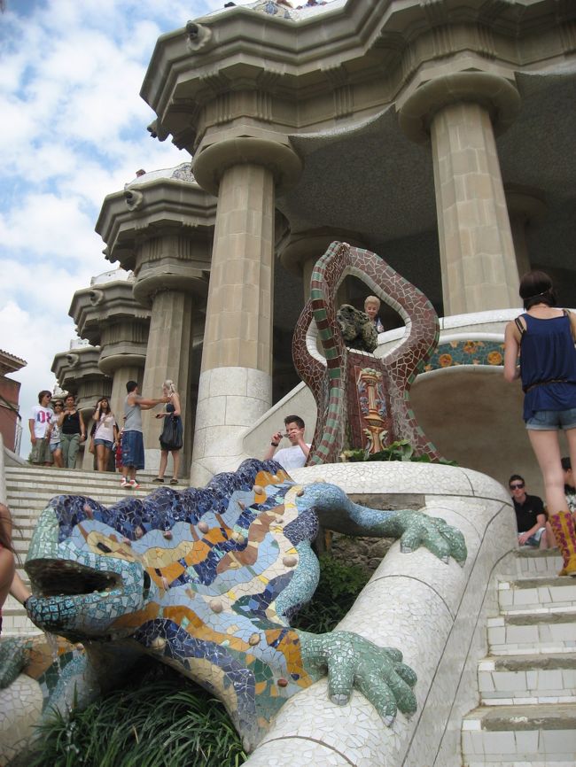 階段を登っていくと、ドーリス式列柱廊に突き当たります。もともとはここに住むであろう住民のための市場として造られたものだそう。