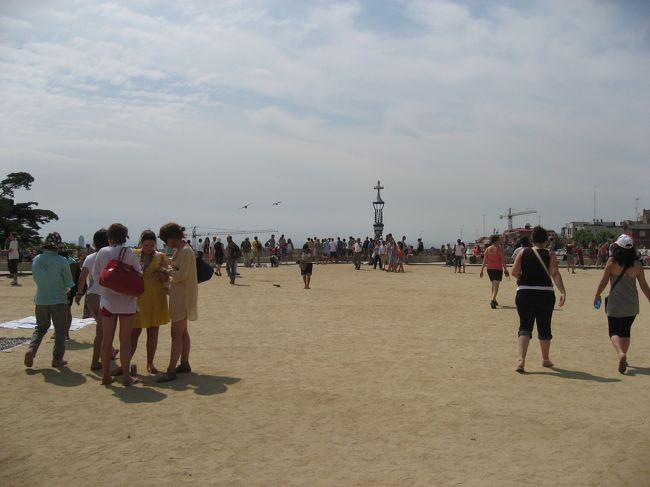 階段を登っていくと、今度は先程の市場の上には広場となっており、ギリシア劇場と名づけられていたそう。<br />今ではあの有名なタイルのベンチのおかげで旅人達やお土産売ってる人たちの憩いの場となっております。<br />しかし、７月のバルセロナは暑い！！