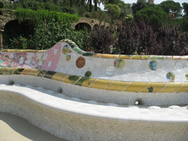 こんな淡いピンクのタイルもあります。