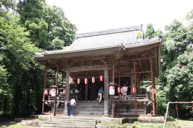 雨森観音寺（あめのもりかんのんじ）<br /><br />この村の氏神「天川命（建速産霊神）」が降臨した地として「雨が降りる里」（天降里）とかいて「あまもりのさと」と言っていたが、後に「雨森」の字をあてたそうです。<br />観音寺（通称蔵座寺）は、往古、己高山（こだかやま）の頂上近くにあったといわれるが、創建時期や御本尊は定かでないそうです。いつの時代にか観音寺と改称されたそうです。<br />往時は、七堂伽藍僧坊の建ち並んでいたそうですが、天正元年、浅井・朝倉と織田信長の雨森磧（かわら）合戦の時に、天台宗に激しい敵意を持つ信長により焼き払われました。<br />その後、信仰深い村人により再建されたが、明治１２年に焼失するなどを繰り返したそうです。（解説書より）