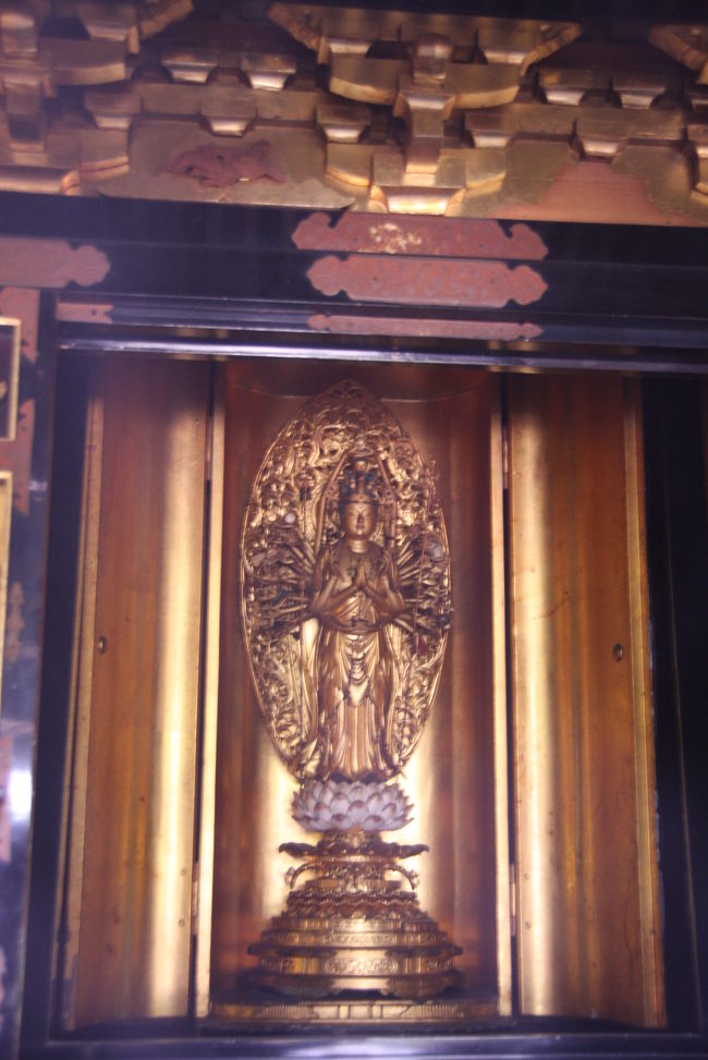 雨森観音寺の御本尊「千手観音立像」<br /><br />別名「袋掛け観音」といわれ、頭上で手を重ね阿弥陀如来をのせている姿（京都・清水寺）に特徴があります。