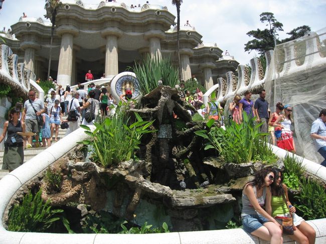 グエル公園の正面入口。<br />２人のお姉さん達可愛い♪