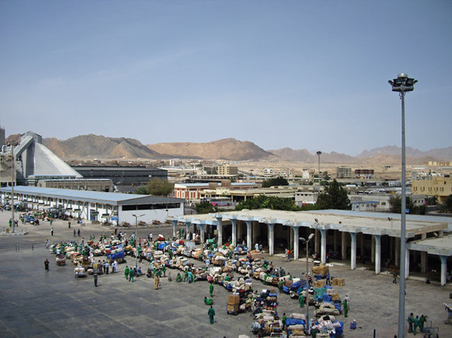 すごい人です。<br />すごく荷物を運んでいます。<br />