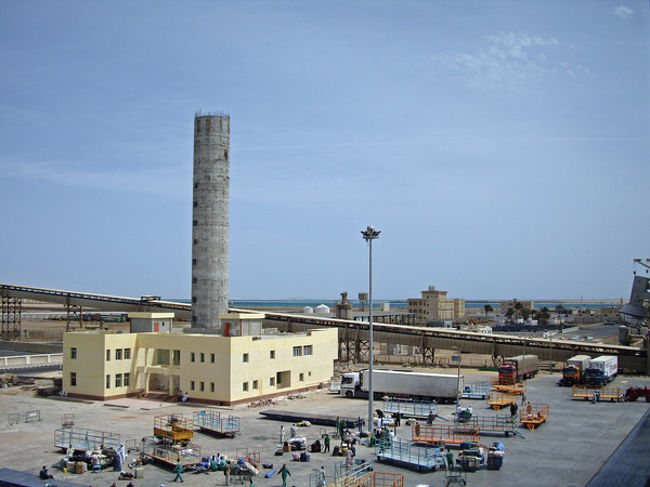 あの煙突みたいなのはなんだろう？<br />その奥にはきれいなブルーの海が見えます。<br /><br />もうちょっと早く外に出て入港風景を見れば良かったと後悔。