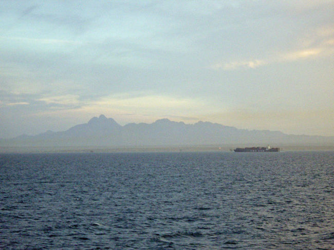 あの山の向こうには？？？<br /><br />ピラミッドとかがあるのかなぁ？？