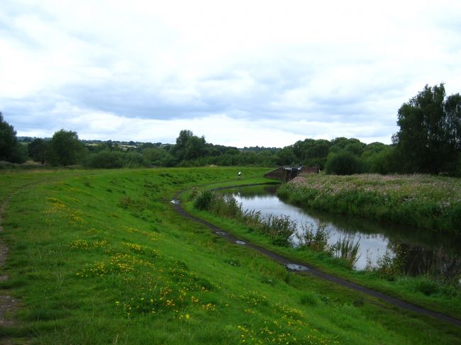 まあ、なんとものどかな散歩道です。<br /><br />２００９年冬、大寒波がイギリスを襲い、この運河も何度となく凍りました。<br />さすがに川のほうまでは凍らなかったのですが。