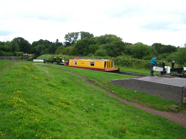 ちょうど、ナローボートがロック（水門）を通過するところでした。<br /><br />この後、ロック内の水を少しずつ抜いて、ロックと運河の進行方向側を同じ水位にし、ロックを開けて通過します。