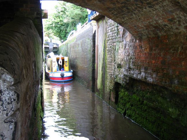 次のロックでは、さっきとは逆に、向こう側の水位と同じになるようにロック内の水を溜めます。