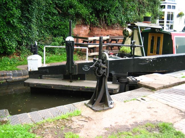 水が溜まったら水門を開けてロックを脱出。<br /><br />このボートのご主人とは、ロックの水が溜まる間、少しお話をしたのですが、なんと３月にロンドンを出発してゆっくりと北上している最中だとか。ちなみにこの日は８月。<br />最終的には冬にヨークへ到着する予定だとか。<br />なんとも優雅なリタイア生活ですね〜。