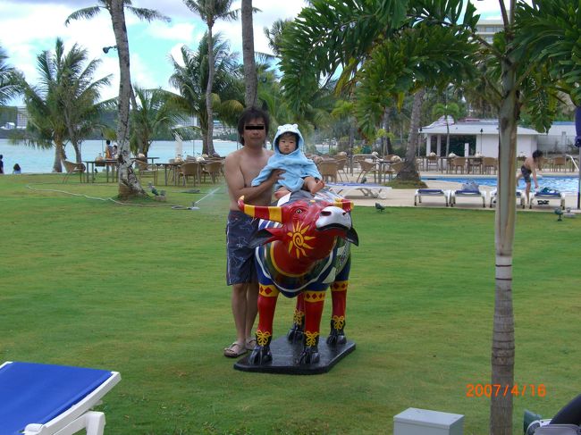 カラフル〜な牛さんにも乗せてみました。