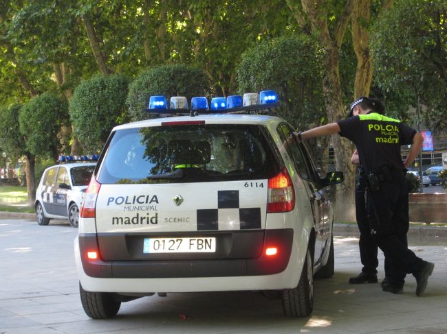 スペイン広場警戒中。若い男女のおまわりさん。スペイン語で道を尋ねて通じたぞ。<br /><br />