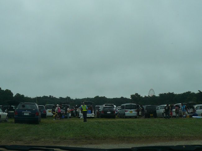 既に沢山の車が停まっています。