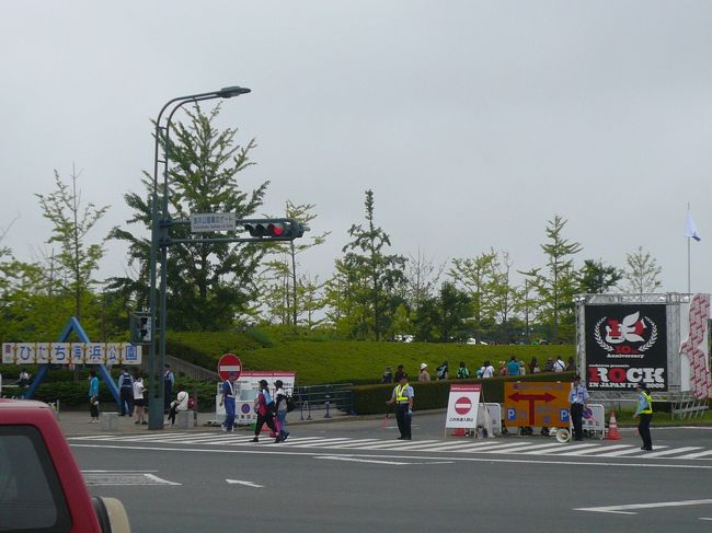 車を停めたら会場に向い黙々と歩きます。<br /><br />第２駐車場から入場口は比較的近くて楽でした。