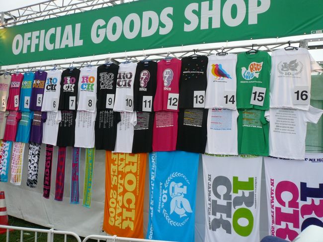 オフィシャルグッズショップ<br /><br />朝から長蛇の列でした。
