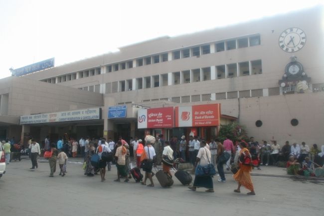ニューデリー駅。<br /><br />事前にネットで購入しておいた早朝６時過ぎの特急電車に寝遅れてしまいました！<br /><br />前日エアクーラーが全く効かず暑くて全然寝れず、朝気づいたときにはまさに電車が出発する時間！<br />慌てて荷物詰めて駅に向かいましたが当然電車は行ってしまっていました。<br /><br />でチケットを買い直したのですが、窓口をたらいまわしにされるわ、外の旅行会社に連れてこうとするやつは何人も声かけてくるわ、いろいろありましたが何とか11時半の電車のチケットを買う事ができました。
