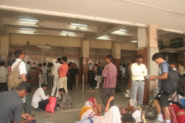 駅の２階には外国人用の窓口（８時オープンまでずっと待ってた）もあったのですが、当日はインド人と同じ１階の窓口だと言われ、結局並んで買いました。<br /><br />最初にここで聞いたら、外国人は上で買えとか、午前中の列車はない、とか言われてたんですが。。