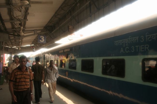 A.C. 3 TIER<br /><br />エアコン付き３段ベット車両。