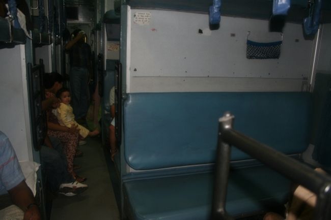 ３段ベットですが、昼間だったので真ん中は折りたたんで普通に座ってました。<br /><br />デリーからアーグラ駅までは３時間。<br />（乗り過ごした特急列車なら２時間）
