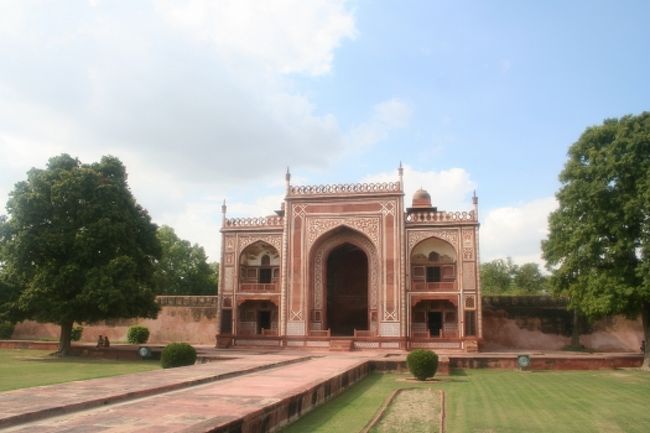 アーグラに着いてから、宿を探してチェックインし、イティマド・ウッダウラー廟へ。