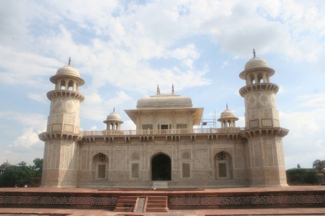 タージ・マハルと同じ白大理石でできてます。<br /><br />均整がとれていて美しかった。