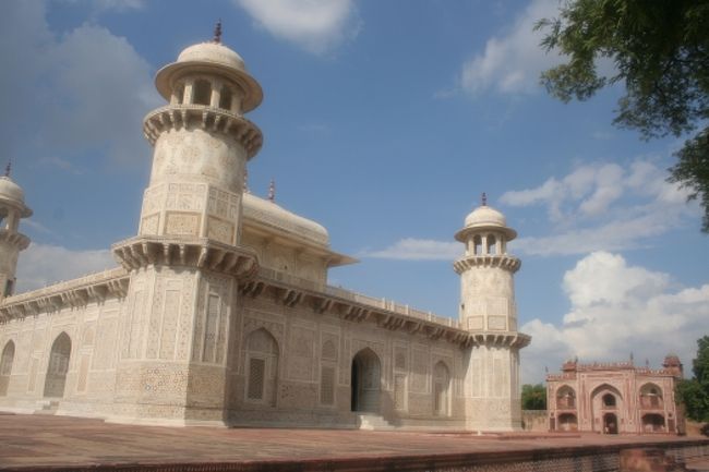 タージ・マハルやアーグラ城からヤムナー河を挟んで少し離れた場所にある為、人も少なくゆっくりできて良かったです。