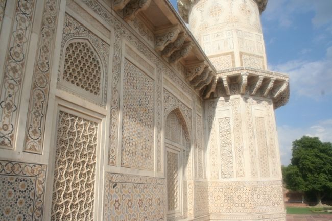 この廟に使われた大理石の透かし彫り技法は、後にタージ・マハルに受け継がれたようです。