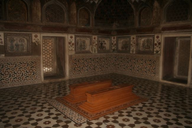 ムガール帝国第4代皇帝シャハーンギールの妃ヌール・ジャハーン（ペルシャ出身）が1622〜28年に父母のために建てた廟。