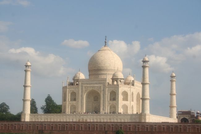 遠めに見てもタージ・マハルは美しい。<br /><br />このマターブ・バーグは庭園ですが、幻の黒いタージが建設される予定であった場所とも言われています。