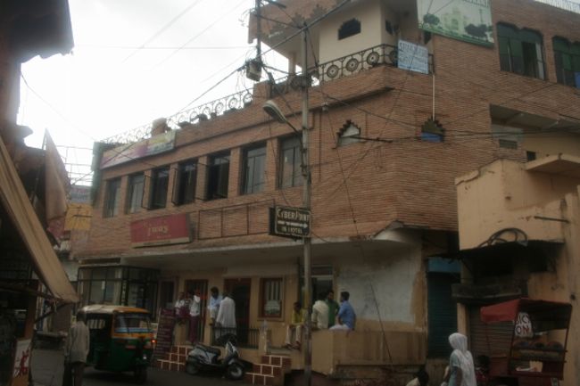 シャージャハーン ホテル<br /><br />タージ・マハル南門から100mぐらいのとこにあります。