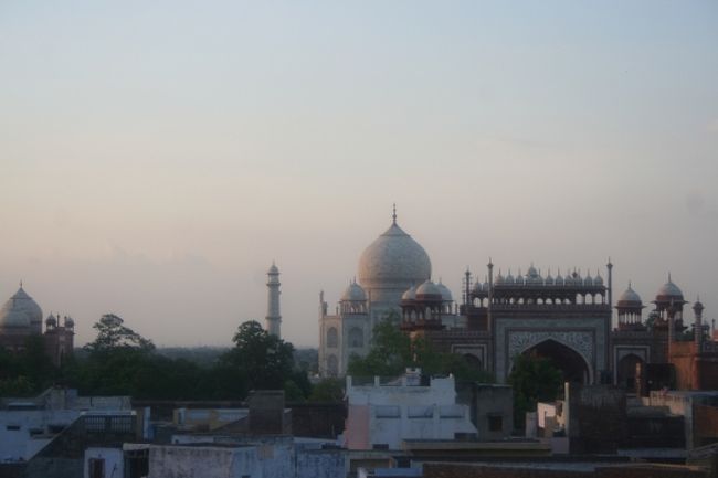 屋上からの眺め。<br /><br />タージ・マハルが見えます！