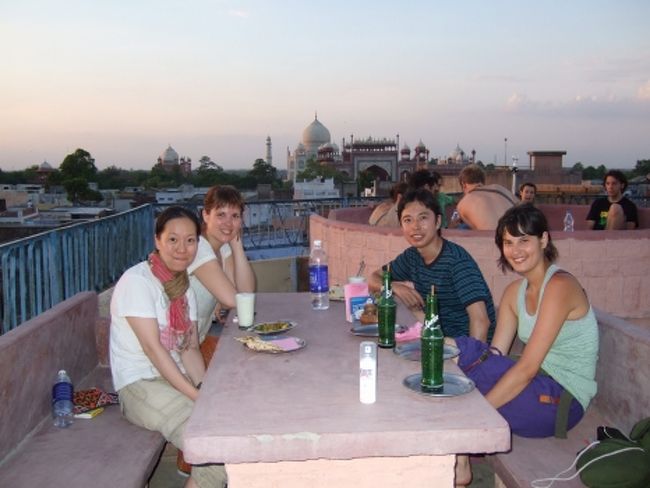 屋上はレストランになってます。<br /><br />タージを眺めながら、日の沈むのを眺めながら、とても優雅な時間でした。