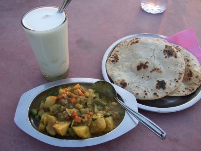 野菜カレーとチャパーティーとバナナラッシー。<br /><br />バナナ味のラッシーかと思って頼んだら切ったバナナが入ってるだけでした。<br />他にもいろんなラッシーがあるけど、基本的にはフルーツが中に入っているだけみたい。<br /><br />旅行中ラッシーは何度か飲みましたが、美味しかったりいまいちだったり。