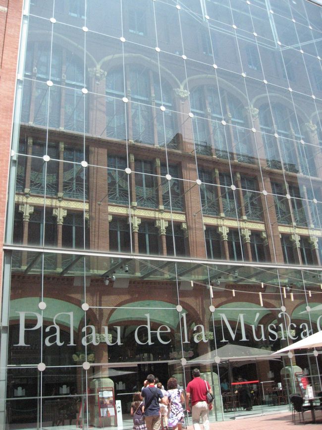 グエル公園を満喫した後は、日本から予約しておいたカタルーニャ音楽堂の見学です。<br />見学料12ユーロとネットからの手数料（？）1ユーロ。計13ユーロです。<br />時間ごとに受け付けられる人数の上限があるのですが、私が行った日は当日でも大丈夫そうでした。他の人のブログを見ると、英語の当日券買えませんでしたというコメントも多いので、時間がない場合は日本からネットで予約したほうがいいのかもしれません。
