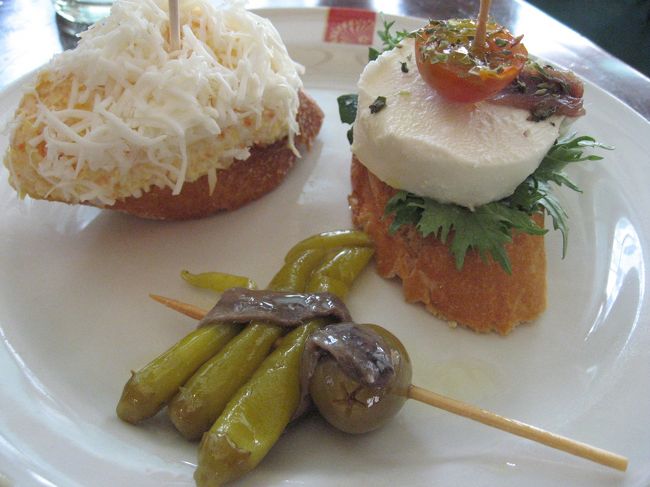 ツアーの開始時間まで時間があったので、音楽堂の中にあったカフェ？バル？で、食事をしました。<br />このタパスどれも美味しかった♪<br />カニの身みたいなものが乗ってるタパスはどこで食べても美味しかったです。