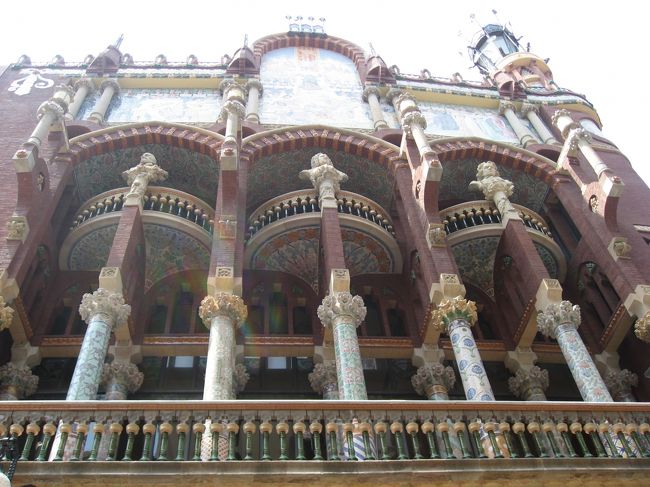 狭い路地に位置してるので、カタルーニャ音楽堂を私のデジカメで撮るのは大変でした。