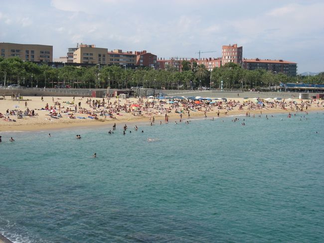 ビーチにはバルセロナっ子がたくさん。<br />地下鉄にも、海で焼けたんだろうなぁという感じの可愛い女の子がたくさんいて、鼻の下が伸びまくりでした。<br />みんなスタイルいいです。<br />焼けた肌がかっこいい！<br />私はキャミソール型に焼けてしまいました。涙。