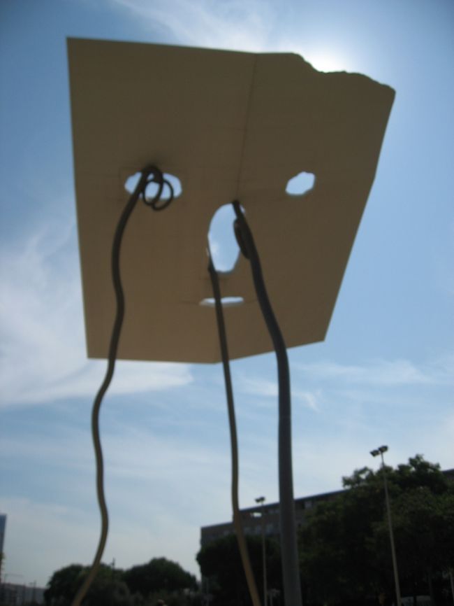 海はあまりにも厚くて避難避難とシウタデリャ/ヴィラ・オリンピカ駅へ。<br />駅への道の途中に芸術の町バルセロナにふさわしいとっても大きなオブジェに出会いました。屋根？