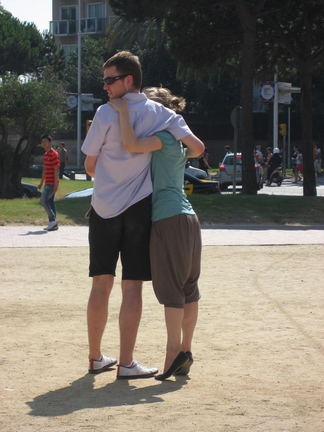 オブジェの下にいたカップル。<br />とっても可愛かったので思わずパチリ。<br />彼氏はオブジェを一生懸命撮ってました。