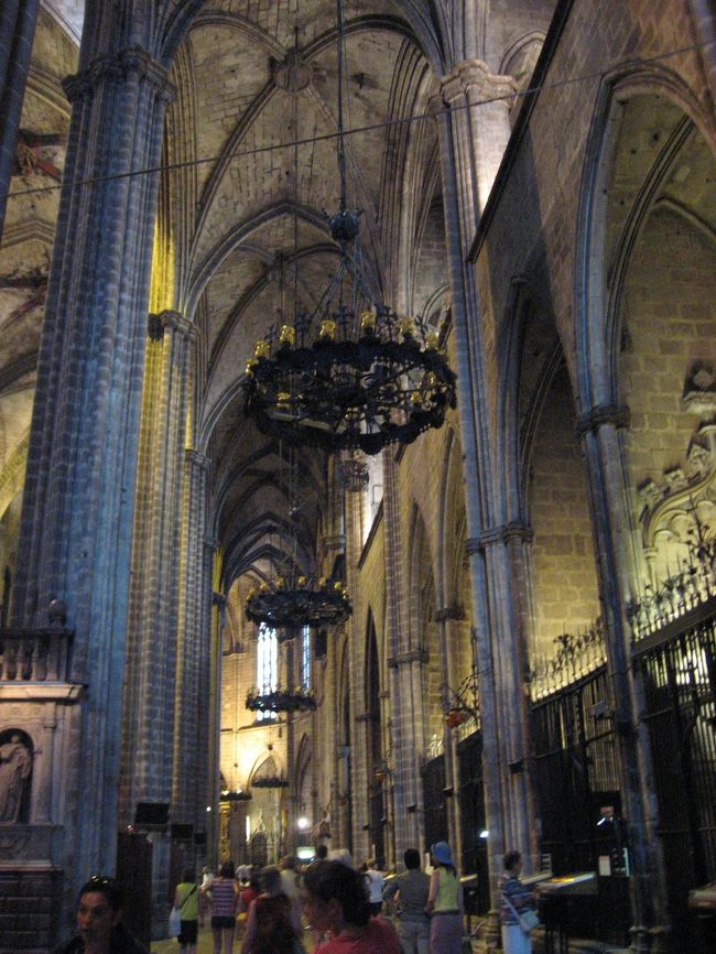 海から避難してホテルに帰宅。<br />ホテルにいてもしかたないしと、コロンの目の前に位置するカテドラルへ。<br />外は修復中でしたが、中はとても荘厳で今まで訪れたどんな教会よりも素敵でした。