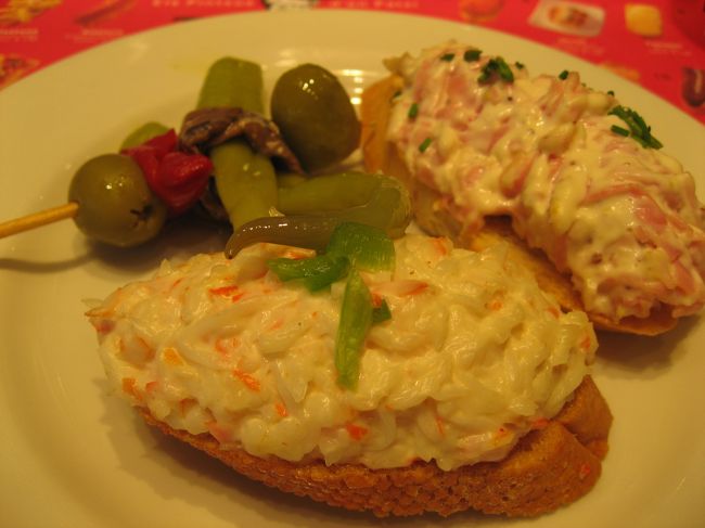 この日の夜もちょっぴり外出して、チャペラへ。手前のタパスが美味しい。